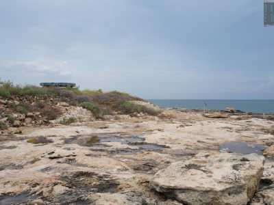 Una volta lasciata Calafetta e superato lo scheletro dell�ex locale Grotta Regina incendiato nel 2015, si apre il tratto di costa di Punta della Penna, denominato "bunker" per via della roccaforte difensiva che si trova qui a pochi passi dal mare